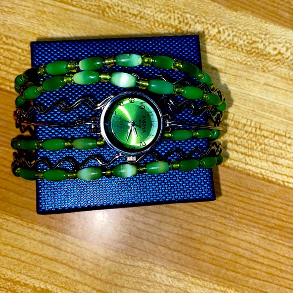 Vintage watch green beaded with silvertone. - Picture 1 of 4